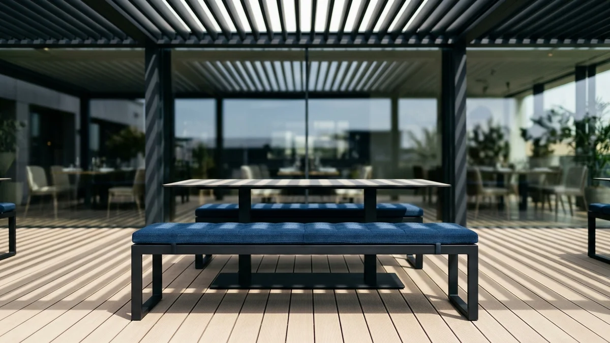 Banquette de restaurant en aluminium noir et assise bleu nuit face à une table sur terrasse.