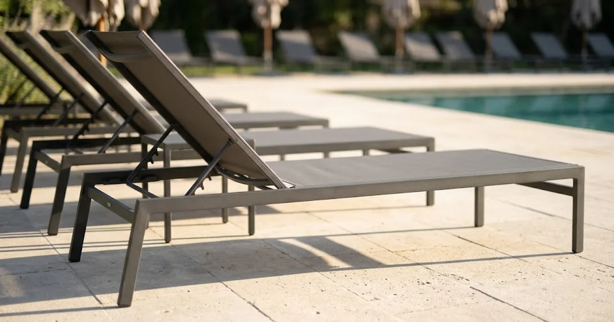 Transat de piscine hôtel camping : guide pour pro CHR